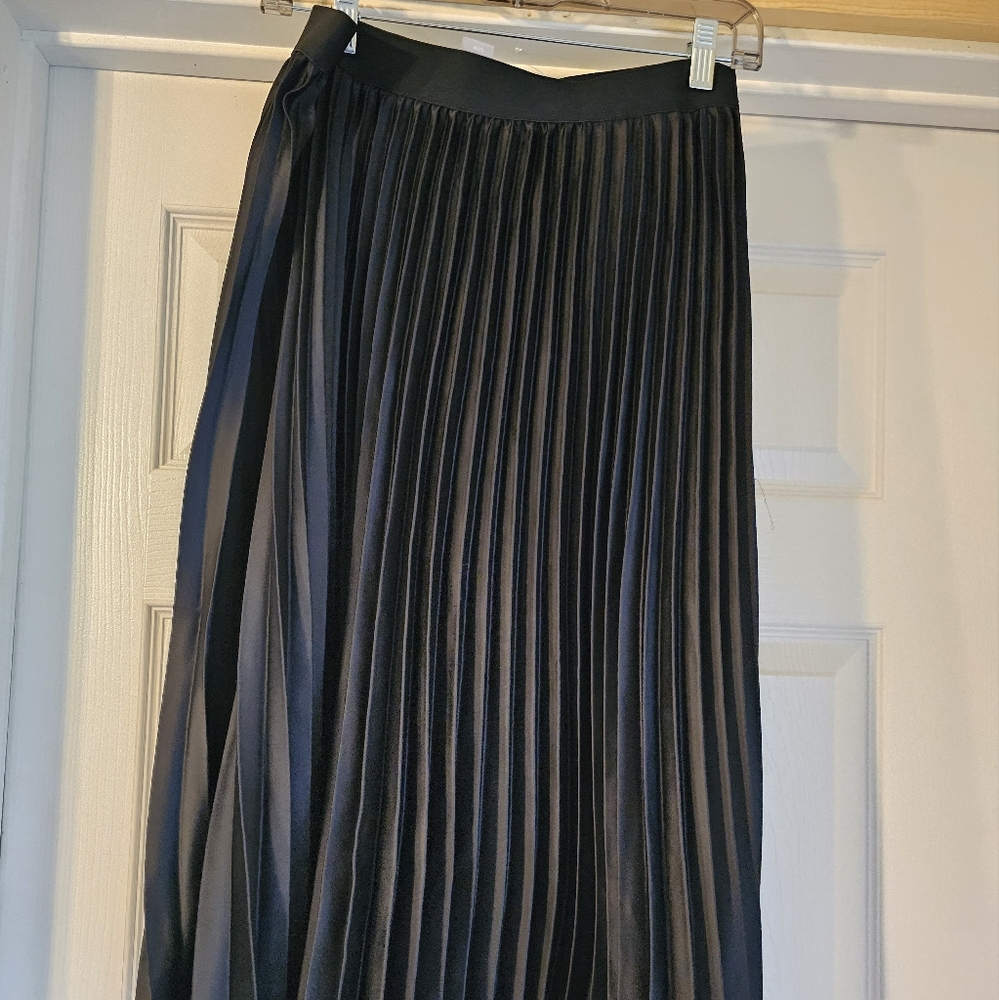 H&M black pleated skirt